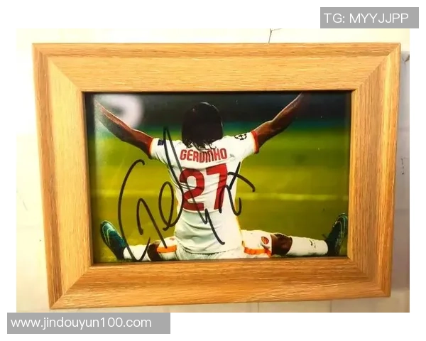 足球球星亲自签名赠送球迷珍贵纪念品背后的故事 足球球星亲自签名赠送球迷珍贵纪念品背后的故事