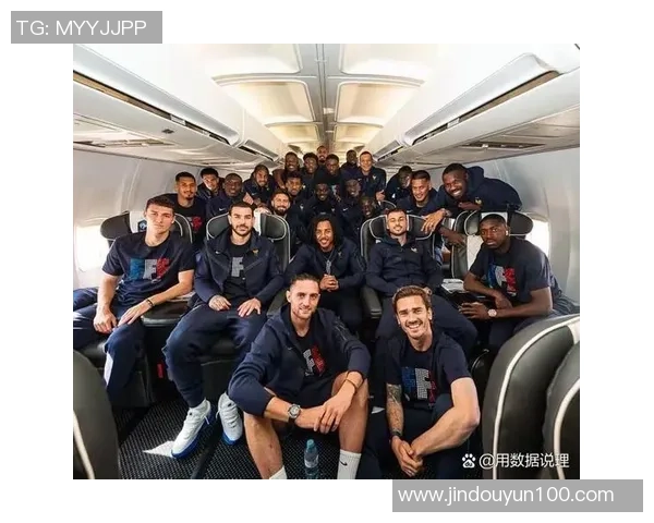 足球球星穿西装背双肩包潮流新风尚展现个人魅力与时尚态度